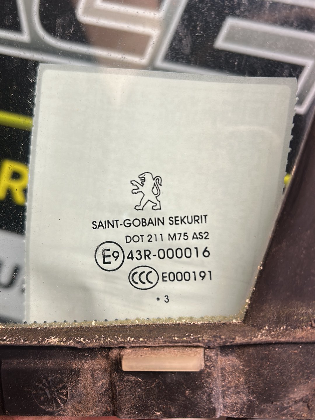 2013 Series 308 5FV - Left Front Quarter Glass