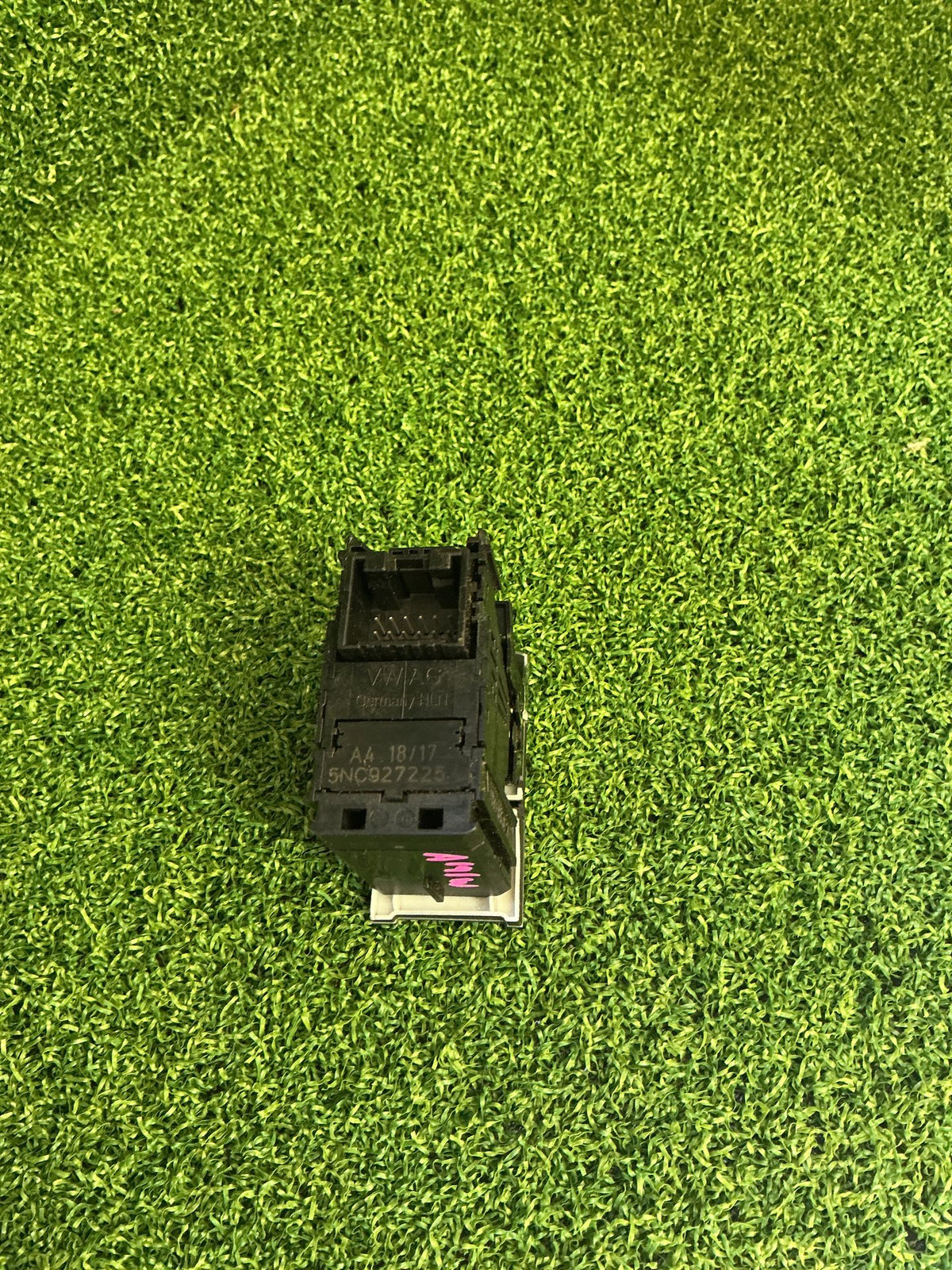 2017 Volkswagen Tiguan WVGZZZ5NZJW800125 - Handbrake Switch