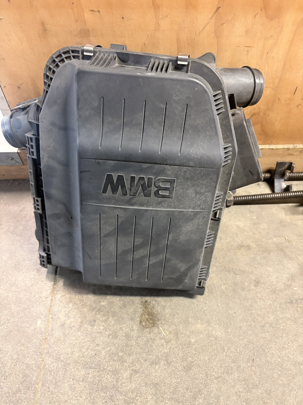 2008 BMW 135i 120i WBAUC72020VF20458 - Air Intake Resonator