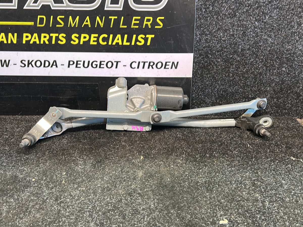 2010 BMW 120i E82 - Front Wiper Rack Assembly PN: 61 61 7 192 964 Wiper system, complete