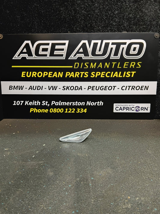 BMW X5 E70 - Right Front Guard Repeater Light PN: 63 13 7 171 008