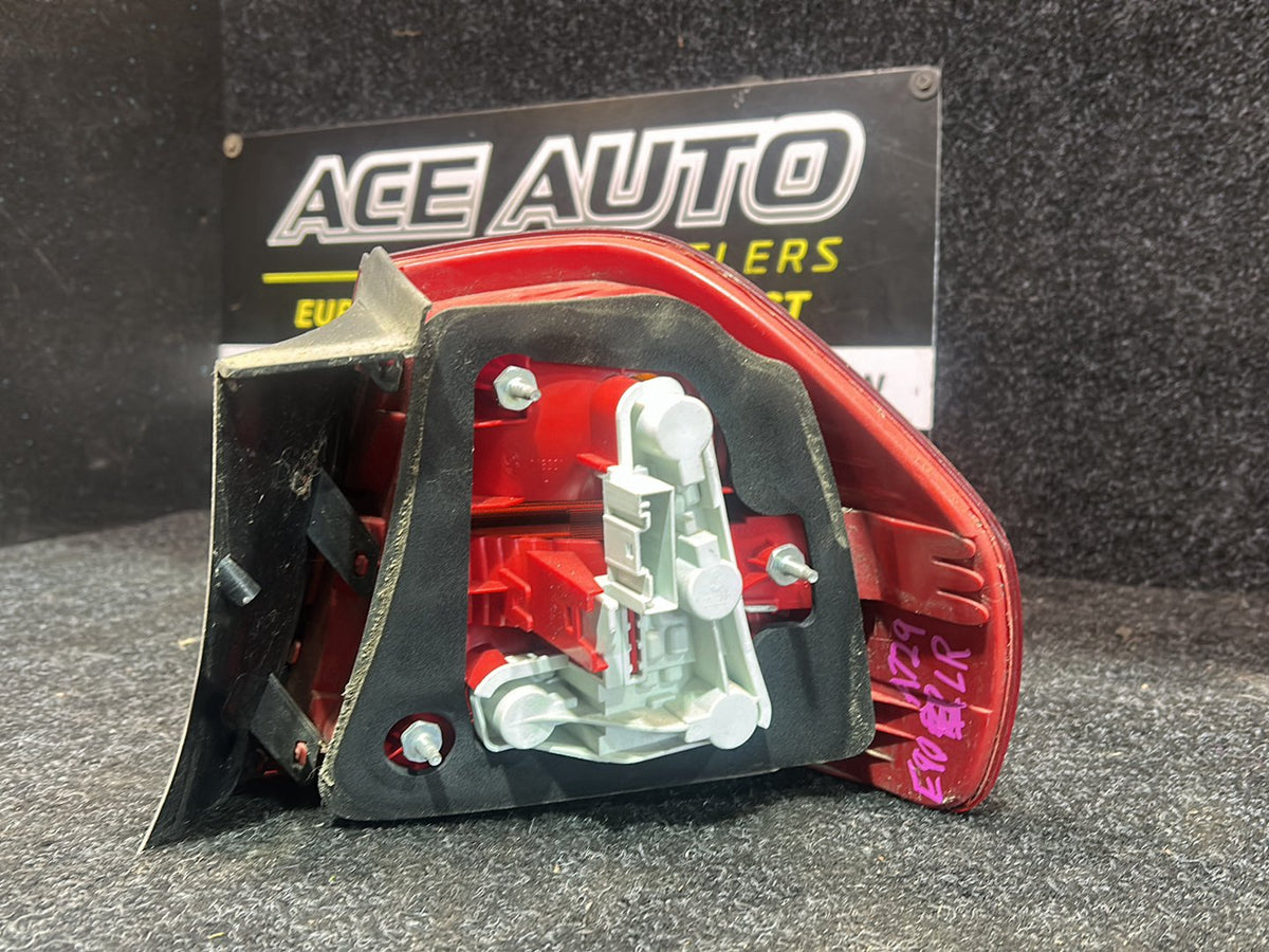 2005 BMW 320i E90 - Left Taillight PN: 63 21 6 937 457 Rear light in the side panel, left