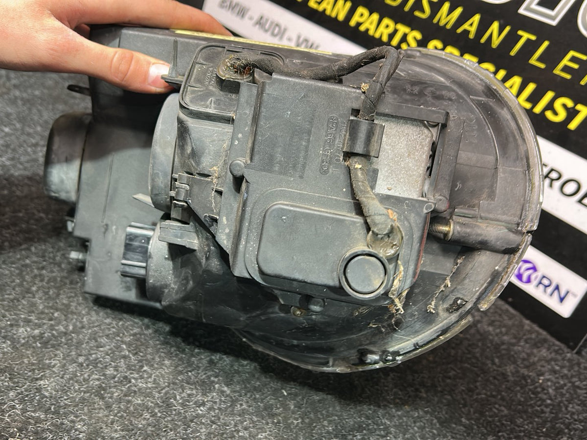 2004 Mini Cooper S R53- Left Headlight PN: 63 12 6 933 841 Headlight xenon, left