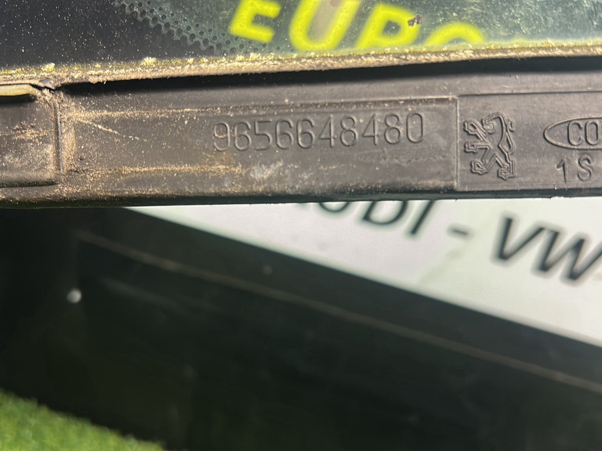 2013 Series 308 5FV - Left Front Quarter Glass