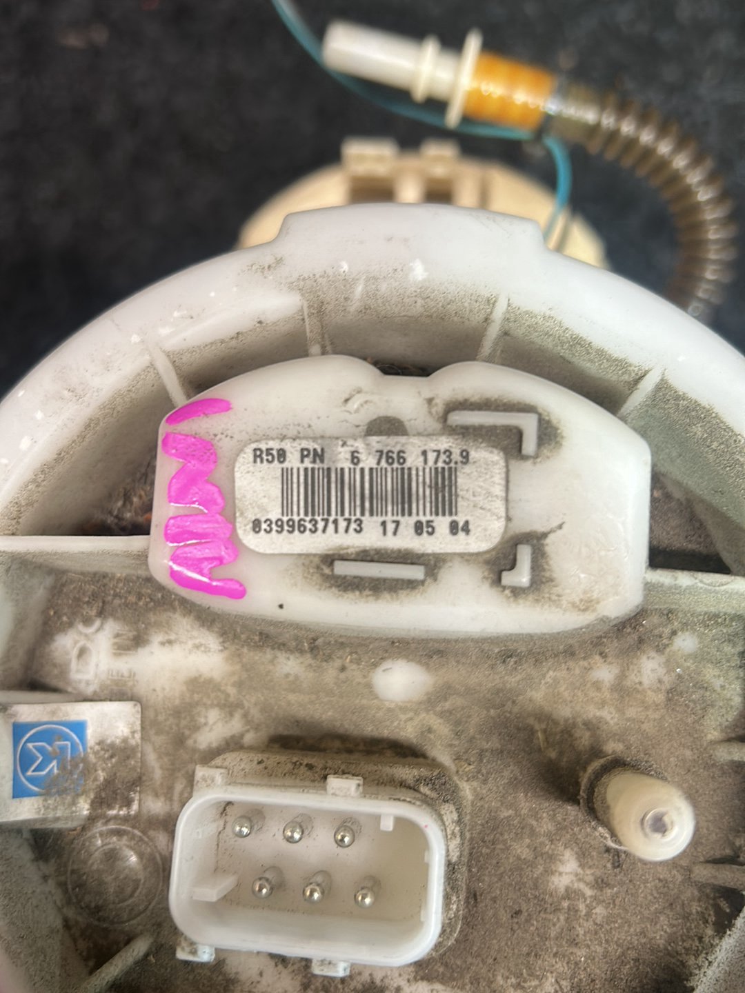 2005 MINI Cooper - Fuel Tank Pump PN: 16 14 6 766 176 Fuel pump with fuel level sensor